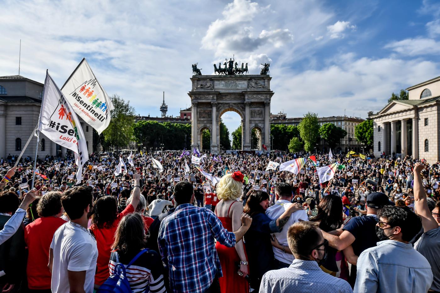 un concerto con molte persone, musica e colori